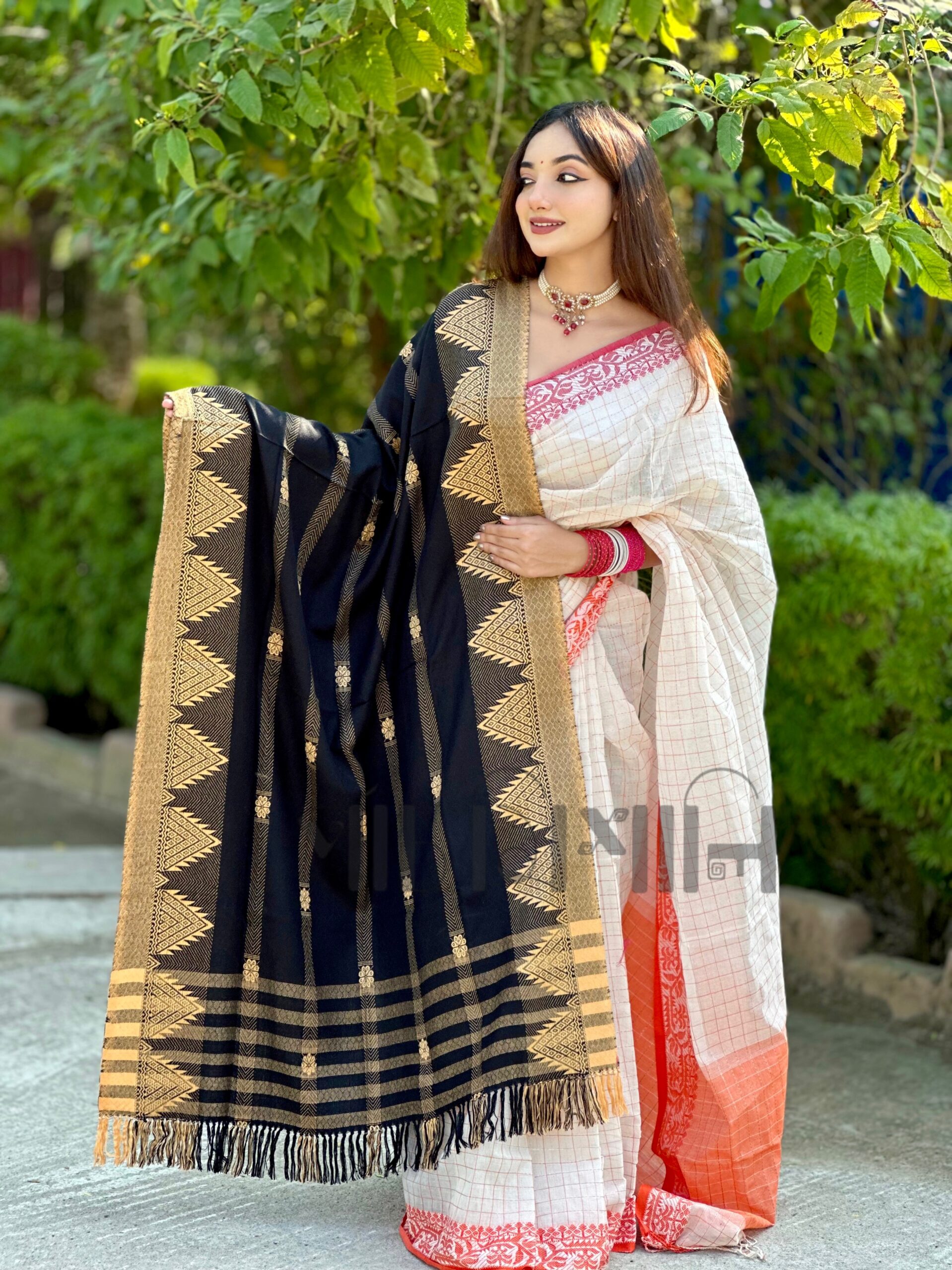 photo-output 4 প্রিমিয়াম মিনাকারী জামদানী শাল (কালো) - Image 1
